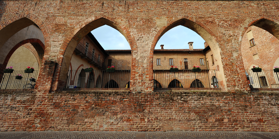 Abbiategrasso, il Castello Visconteo, particolare del portico © Alberto Jona Falco