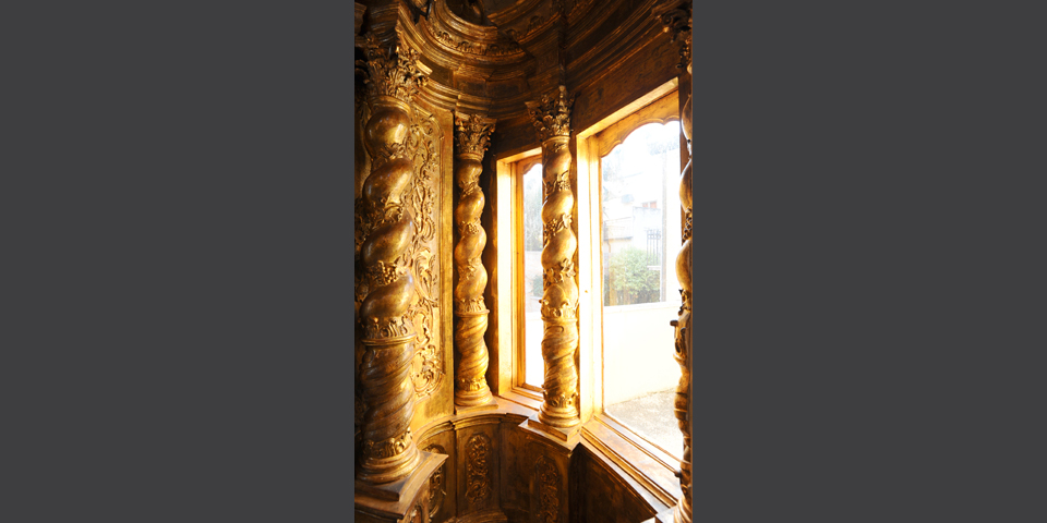 Interior of the Synagogue of Mantua, detail of the windows of the Aron © Alberto Jona Falco