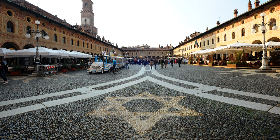 Vigevano, stella di David sulla pavimentazione della Piazza Ducale © Alberto Jona Falco