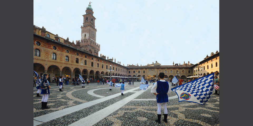 Vigevano, flag wavers procession on the road leading to Piazza Ducale in Vigevano © Alberto Jona Falco