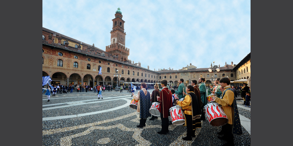 Vigevano, sbandieratori in Piazza Ducale © Alberto Jona Falco