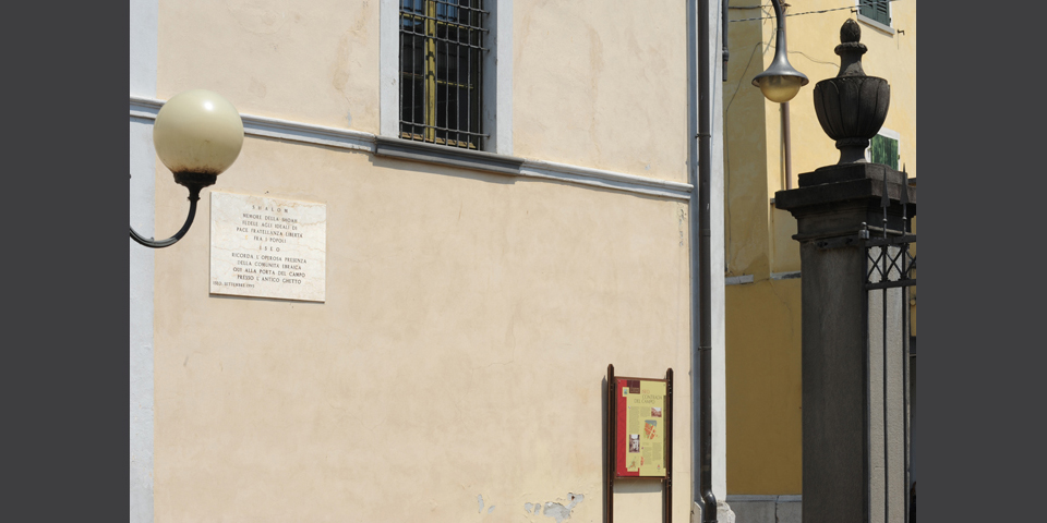 Iseo, the area of the ancient ghetto with a memorial tablet © Alberto Jona Falco