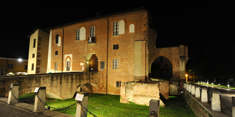 Abbiategrasso, il Castello Visconteo, notturno © Alberto Jona Falco