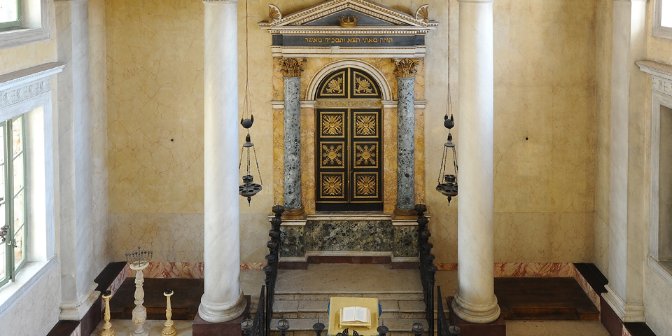 Sabbioneta l'armadio sacro della sinagoga visto frontalmente © Alberto Jona Falco