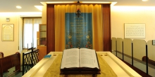 Milano sinagoga Beth Yossef ve Eliahu l'interno con pulpito e armadio sacro © Alberto Jona Falco