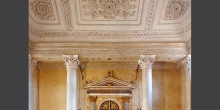 Sabbioneta, synagogue: detail of the ceiling and the upper frieze of the Holy Cupboard © Alberto Jona Falco